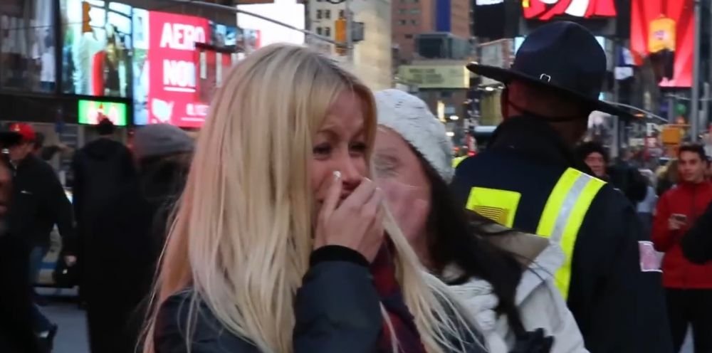 A inceput sa planga de fericire in mijlocul strazii. Cel mai frumos cadou de Craciun primit din partea unui fotbalist. VIDEO