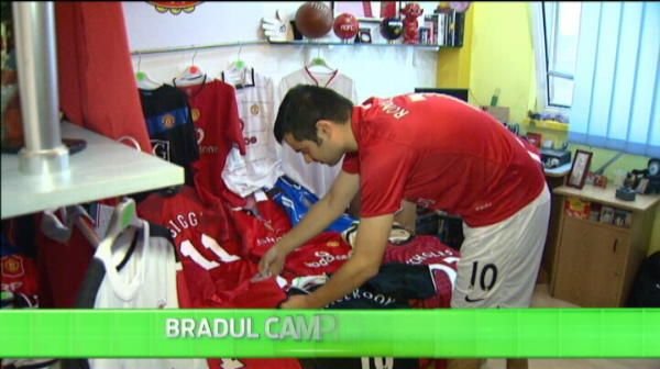 Cel mai tare brad de Craciun din Romania! Suporterul care a strans peste 700 de autografe de la fotbalisti celebri. VIDEO