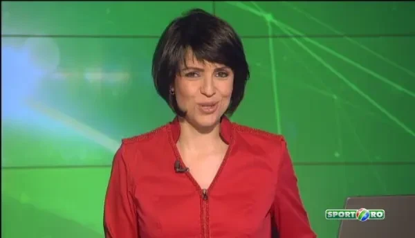 VIDEO Mos Craciun Belu le-a adus cadouri micutelor de la gimnastica in cantonament. Cum au reactionat fetele cand l-au vazut