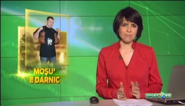 Doroftei l-a imitat pe Becali de Craciun. I-a asteptat pe colindatori cu un teanc imens de bani. VIDEO