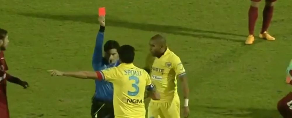 4 jucatori eliminati, 3 in numai 3 minute! Meci incredibil in Italia. Jucatorii si-au iesit din minti in ultimele minute. VIDEO