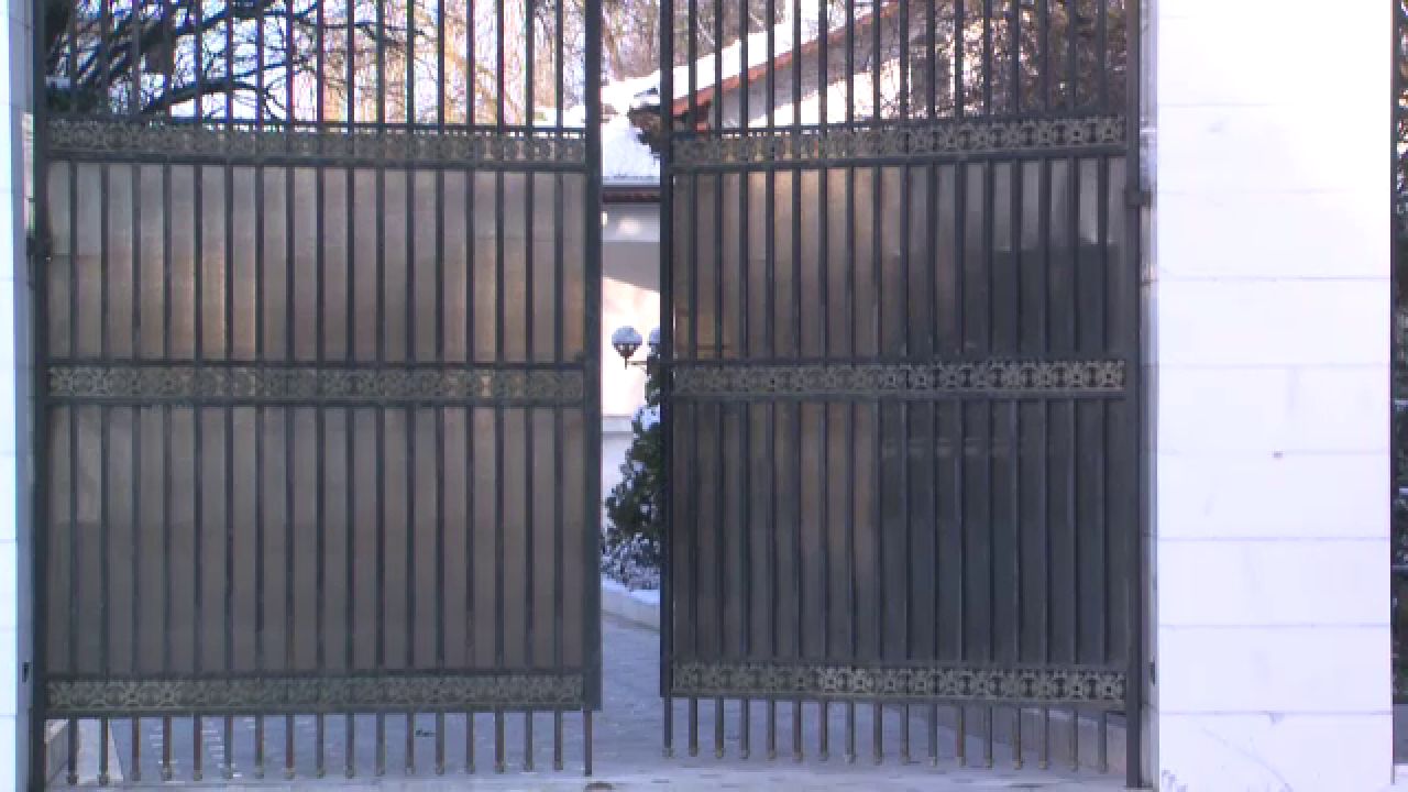 GIGI E ACASA! Masuri de securitate EXTREME la casa din Pipera! E incredibil ce hotarare a luat patronul Stelei. Vezi imagini_2