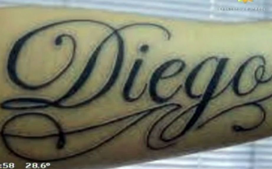 Ca la douazeci de ani, fara griji si fara bani :) Maradona si iubita sa si-au facut cele mai traznite tatuaje! FOTO_3