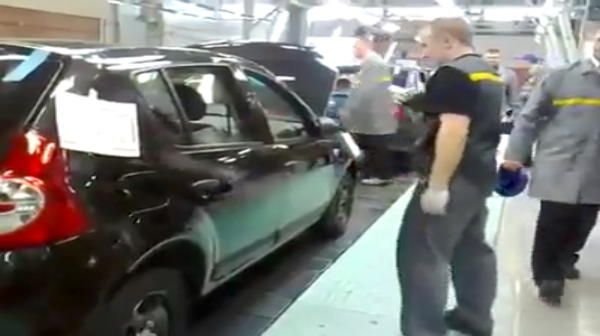 Imagini incredibile intr-o fabrica Dacia! Cum se rezolva problema usilor in 2014? Solutia vine cu ciocanul! VIDEO