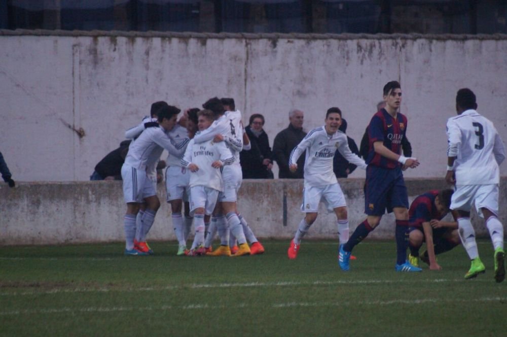 EXCEPTIONAL! Nicusor Craiu face senzatie in tricoul lui Real Madrid! Era 1-0 pentru Barcelona cand a dat golul asta FABULOS! VIDEO_4