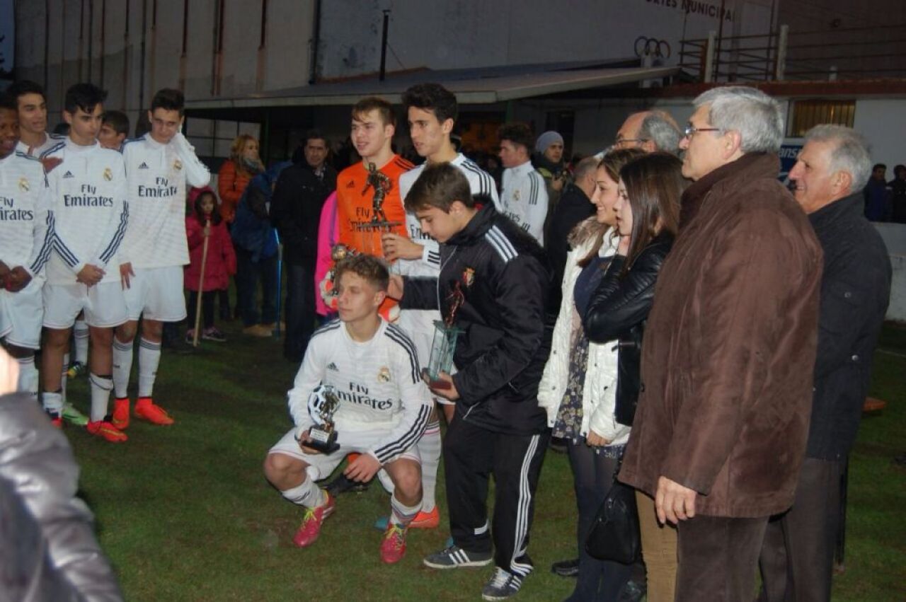 EXCEPTIONAL! Nicusor Craiu face senzatie in tricoul lui Real Madrid! Era 1-0 pentru Barcelona cand a dat golul asta FABULOS! VIDEO_5