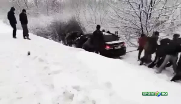 Imagini care iti refac increderea in umanitate! Ce fac ceilalti soferi cu o masina care a derapat de pe drum este genial! VIDEO