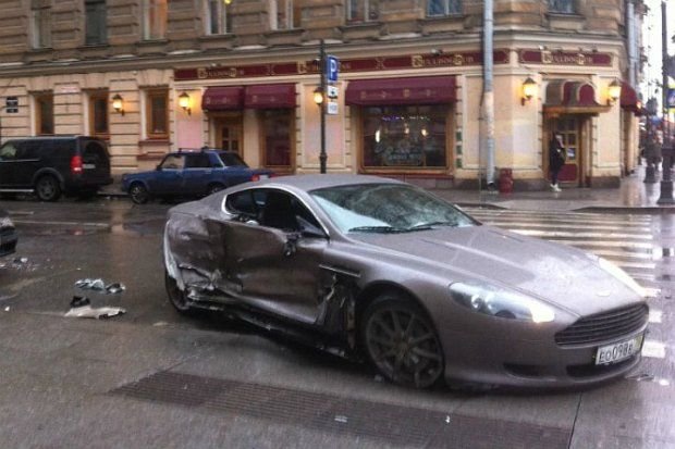 A vrut sa se dea mare cu MASINA lui, dar s-a facut de RAS! Un pusti de doar 15 ani a facut praf o bijuterie de Aston Martin!