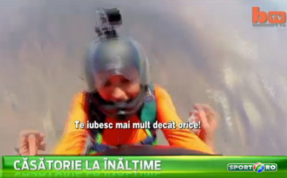 Cea mai tare cerere in casatorie! Un parasutist si-a cerut iubita de sotie la 5 mii de metri inaltime: VIDEO