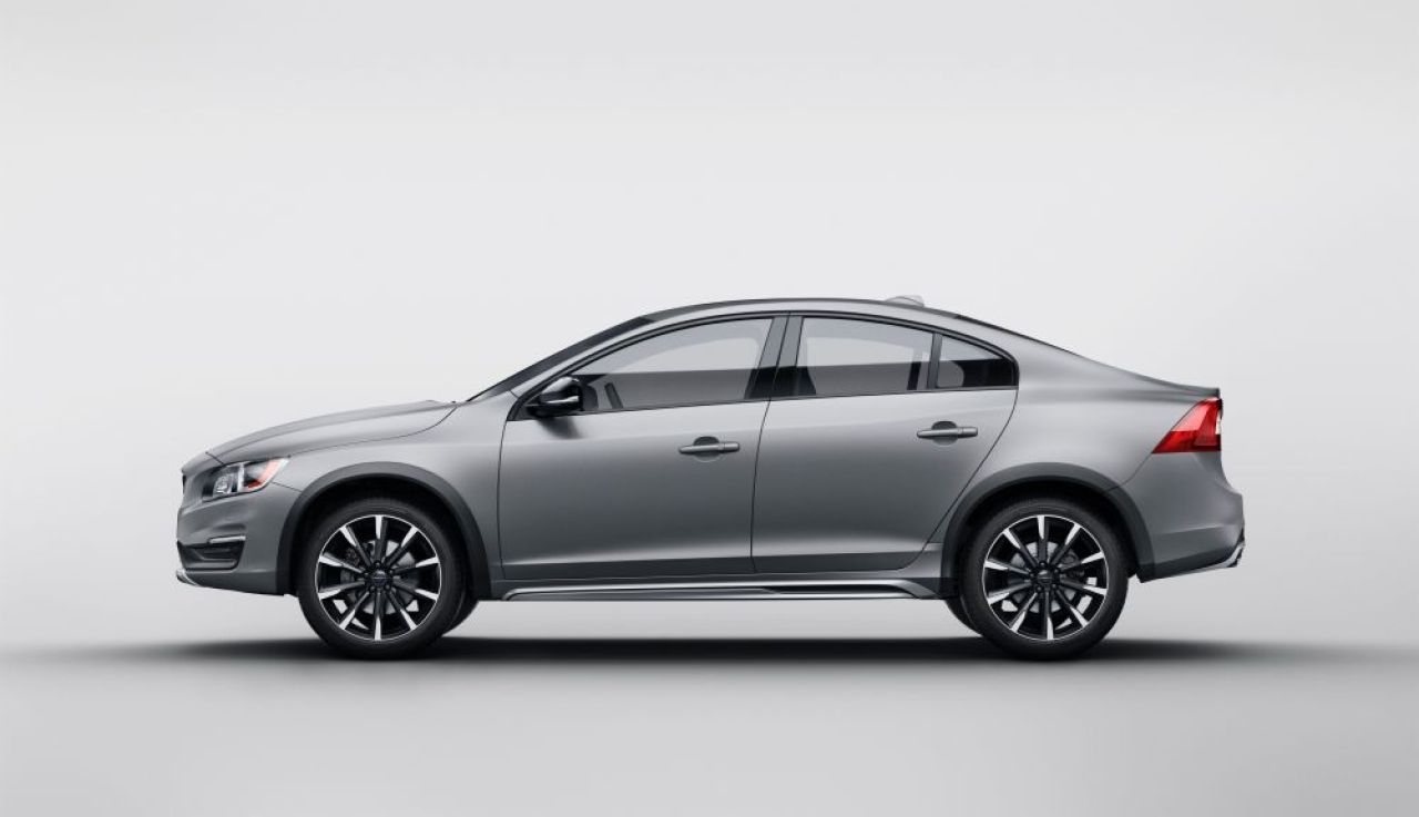 FOTO Volvo a lansat un nou TIP de masina! E de lux, dar nu e limuzina; are forma de sedan, dar e pregatita pentru offroad_2