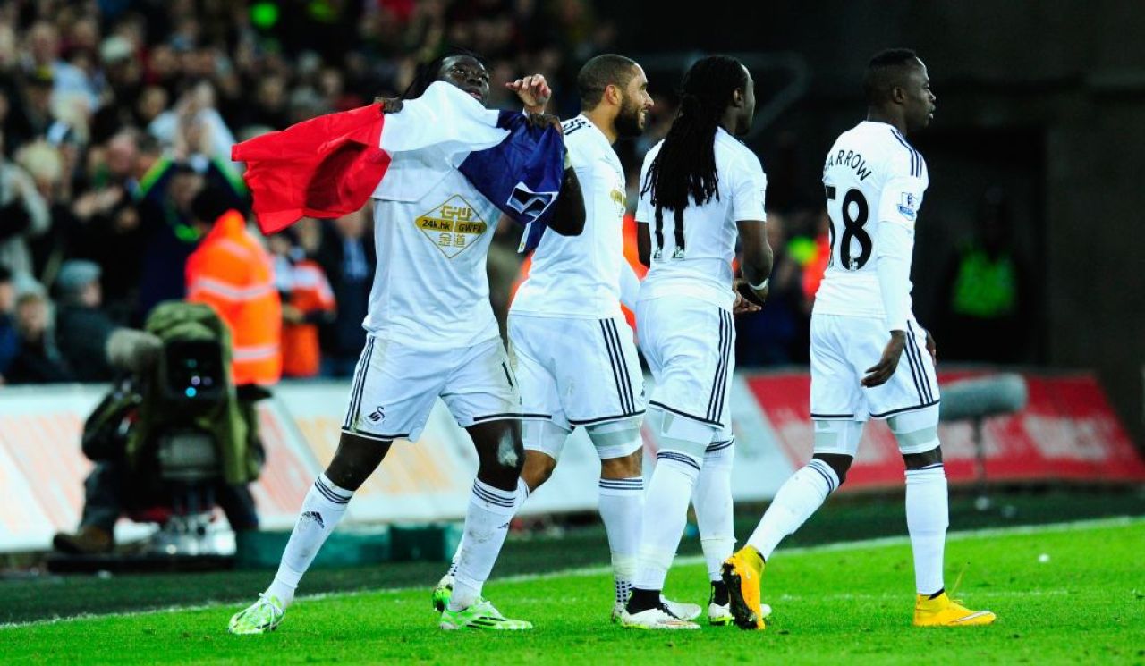 OMAGIU pentru victimele teroristilor de la Paris! Ce s-a intamplat intr-un meci din Premier League! FOTO si VIDEO_1