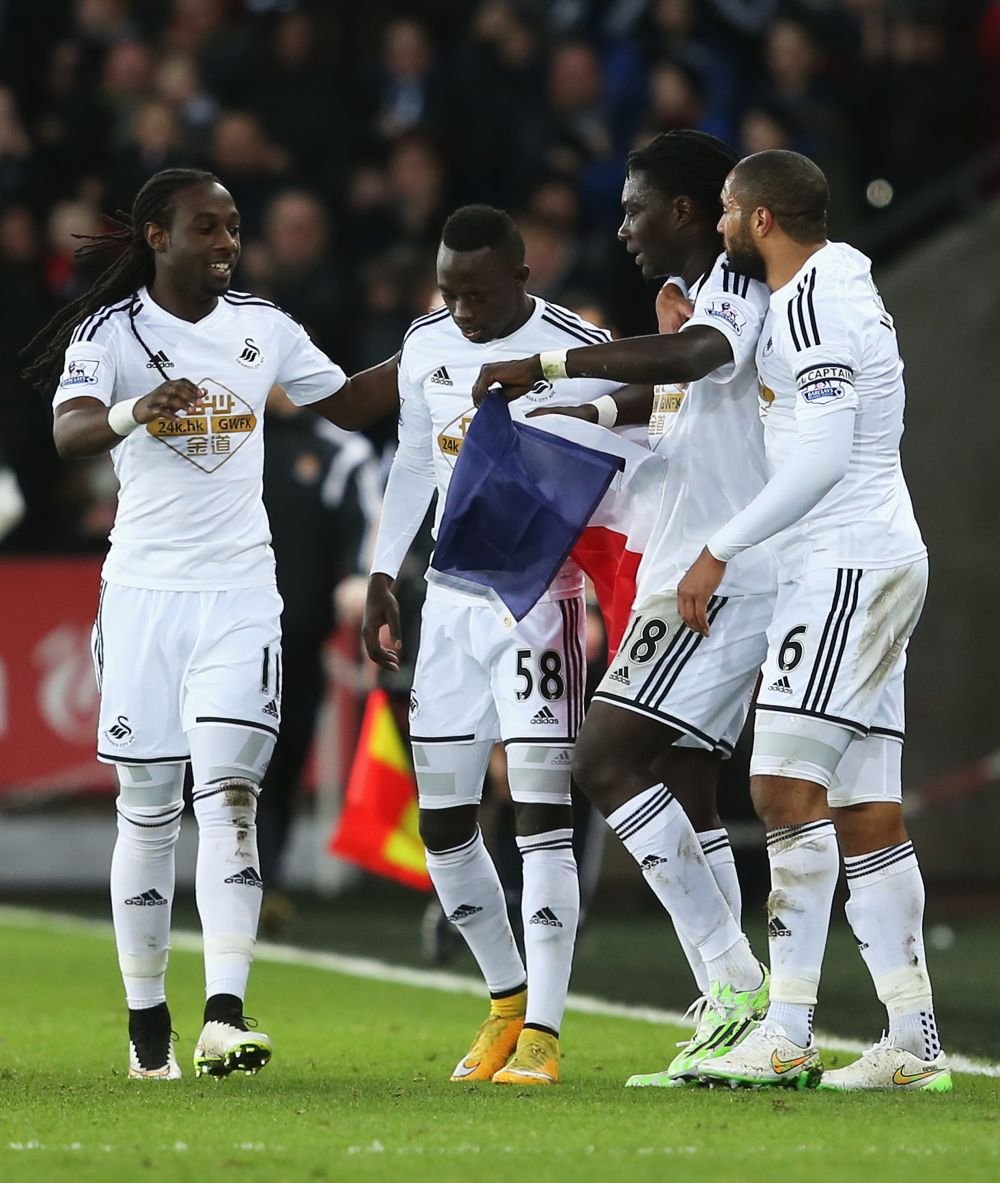 OMAGIU pentru victimele teroristilor de la Paris! Ce s-a intamplat intr-un meci din Premier League! FOTO si VIDEO_2