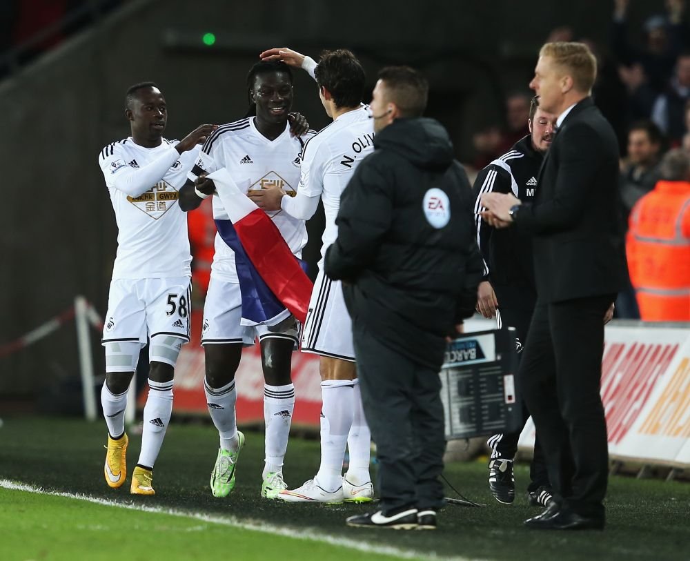 OMAGIU pentru victimele teroristilor de la Paris! Ce s-a intamplat intr-un meci din Premier League! FOTO si VIDEO_3