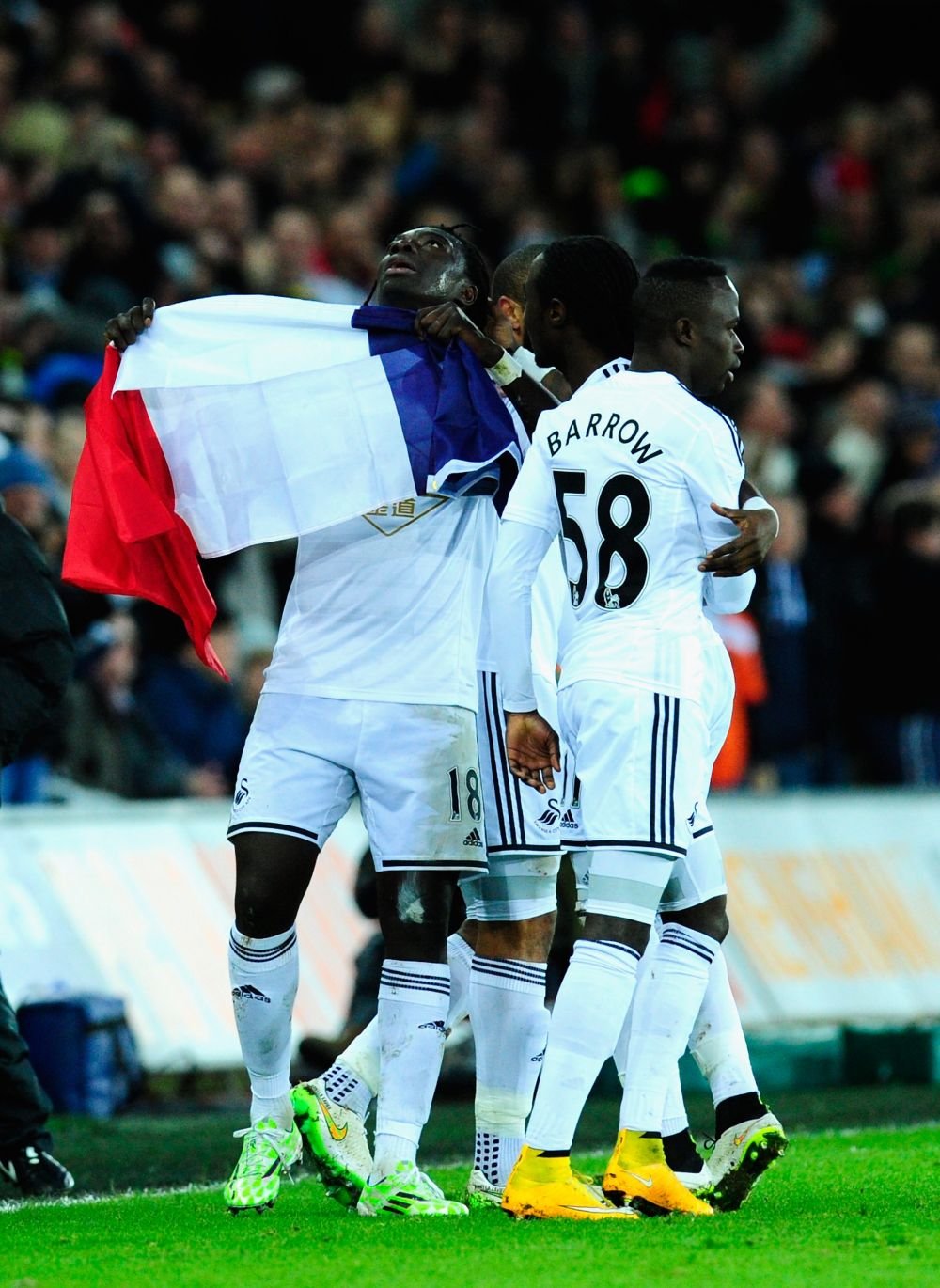 OMAGIU pentru victimele teroristilor de la Paris! Ce s-a intamplat intr-un meci din Premier League! FOTO si VIDEO_7