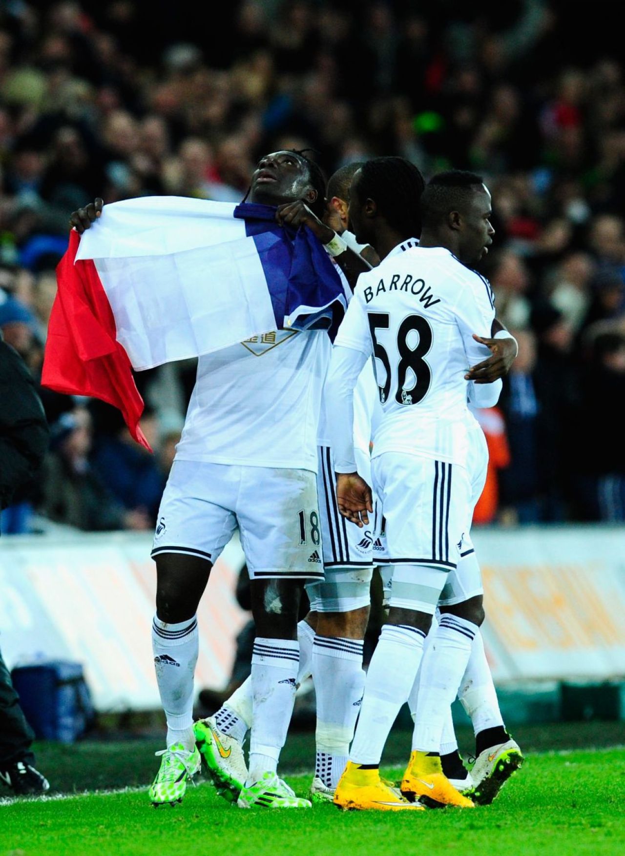 OMAGIU pentru victimele teroristilor de la Paris! Ce s-a intamplat intr-un meci din Premier League! FOTO si VIDEO_7