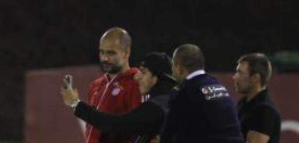 A sarit pe Guardiola sa faca un selfie cu el! Cum arata poza cand s-a uitat in telefon :) FOTO_4