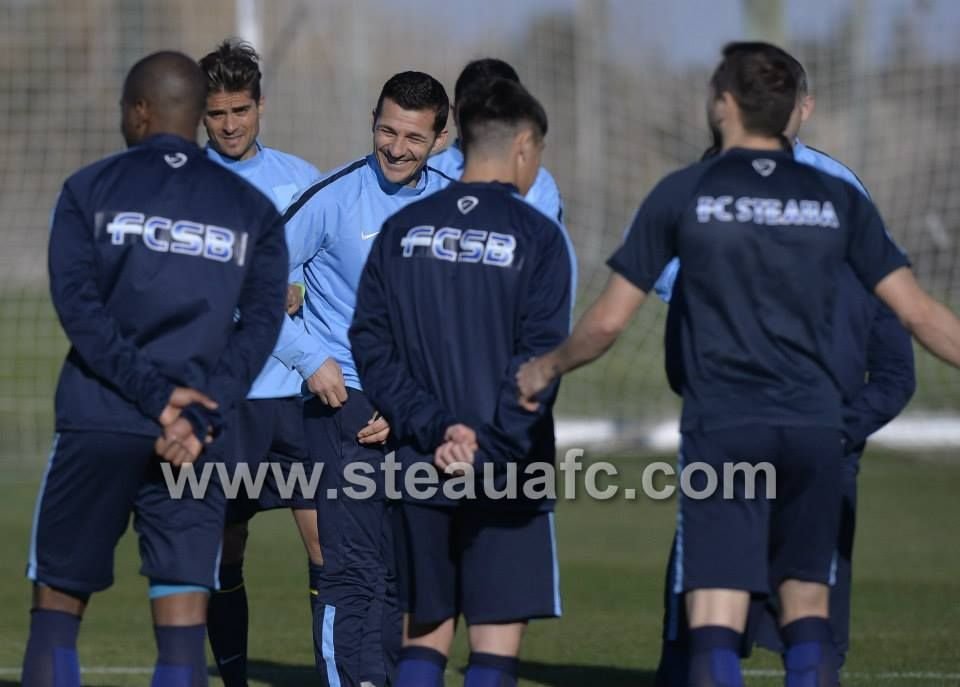 Surpriza de care au avut parte jucatorii Stelei la primul antrenament din 2015! Ce au avut pe piept in locul siglei. FOTO_6