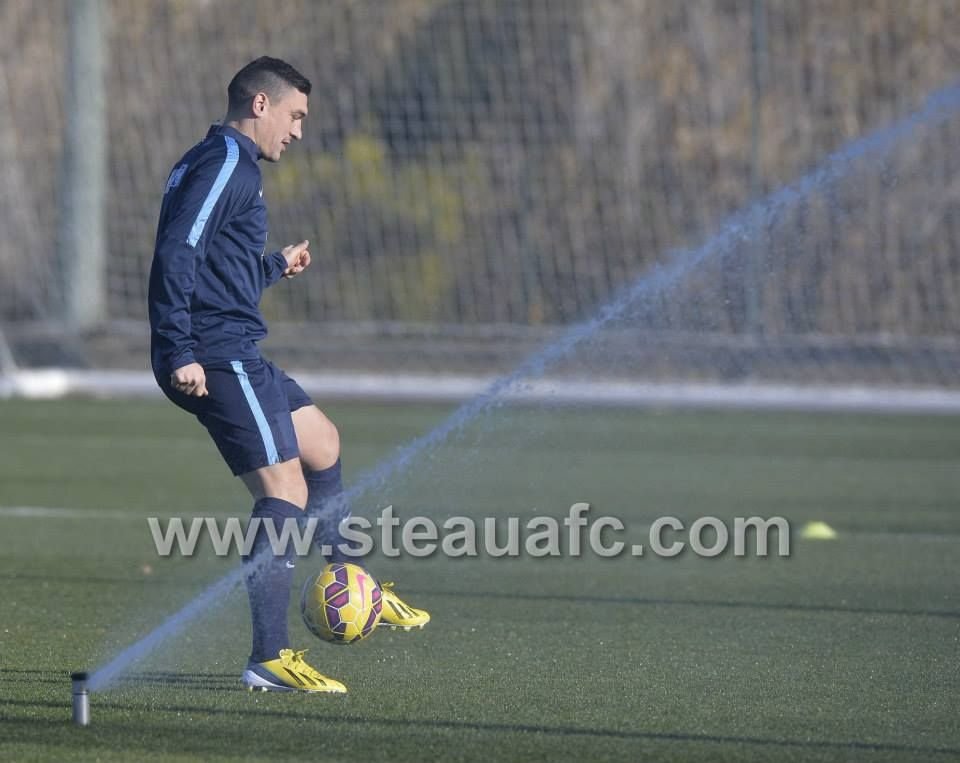 Surpriza de care au avut parte jucatorii Stelei la primul antrenament din 2015! Ce au avut pe piept in locul siglei. FOTO_7