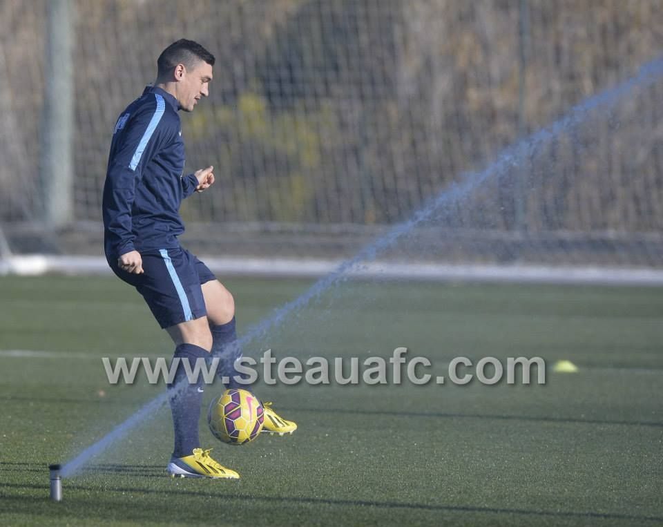 Surpriza de care au avut parte jucatorii Stelei la primul antrenament din 2015! Ce au avut pe piept in locul siglei. FOTO_7