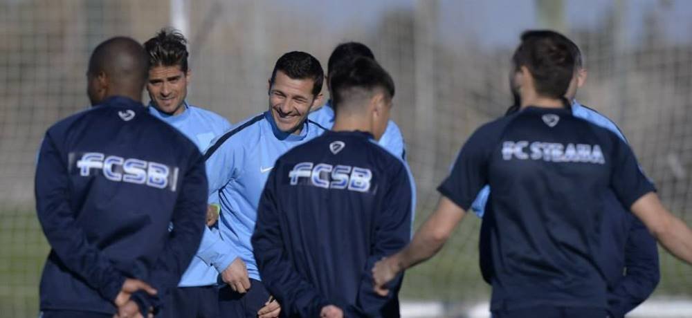 Surpriza de care au avut parte jucatorii Stelei la primul antrenament din 2015! Ce au avut pe piept in locul siglei. FOTO_8