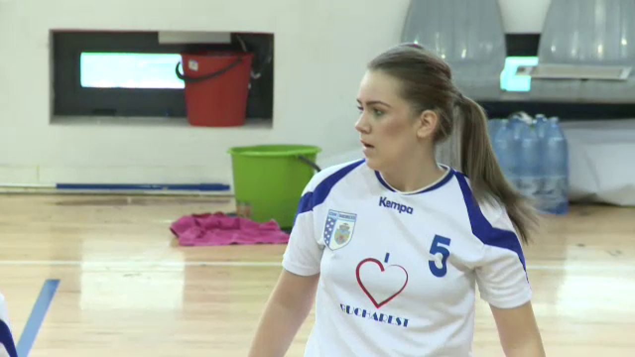 Imaginea zilei in Romania! Ce vedeta din Romania a venit cu CAINELE in tribuna la meci :) FOTO_3