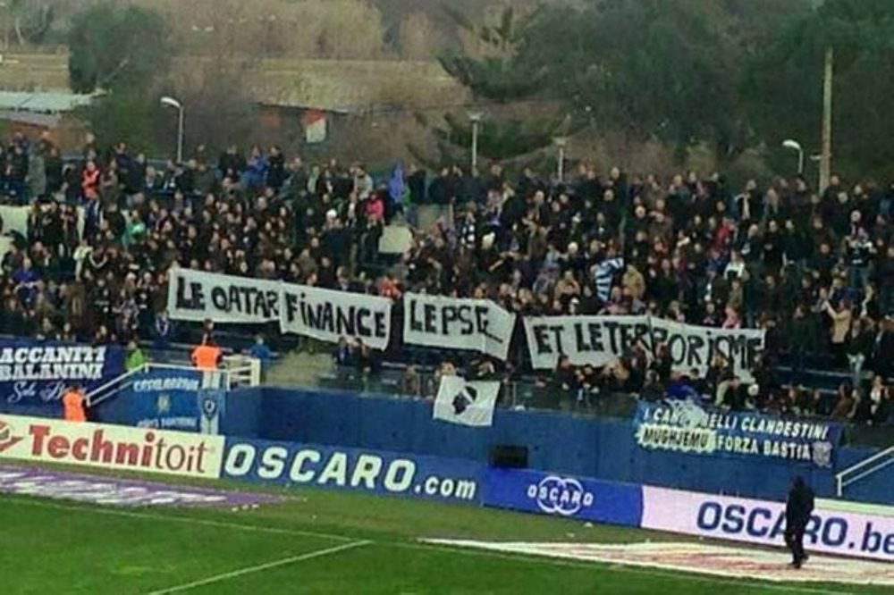 Stiti pe cine finanteaza Qatarul vostru? Bannerul cu care a fost atacata PSG la ultimul meci din Franta