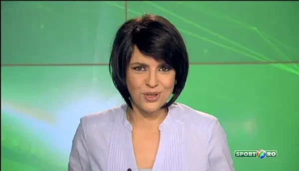 Una dintre cele mai sexy sportive din lume a reusit performanta inceputului de an! A zburat printr-un cerc uman! VIDEO