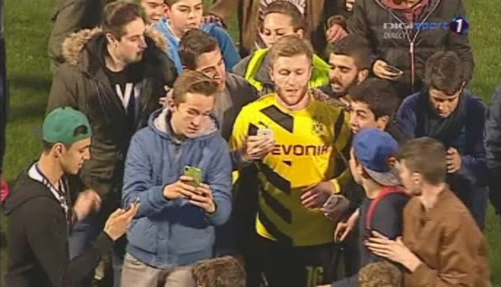 Imagini incredibile imediat dupa finalul meciului cu Borussia: sute de oameni pe gazon, nemtii au fugit speriati la vestiare FOTO