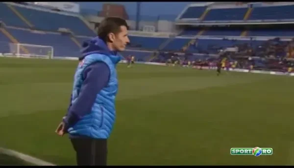 VIDEO: Imaginile care nu s-au vazut la TV! Jucatorii Stelei, scosi cu politia de pe teren! Cum au reactionat fanii: