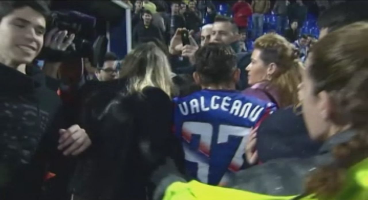 VIDEO: Imaginile care nu s-au vazut la TV! Jucatorii Stelei, scosi cu politia de pe teren! Cum au reactionat fanii:_2