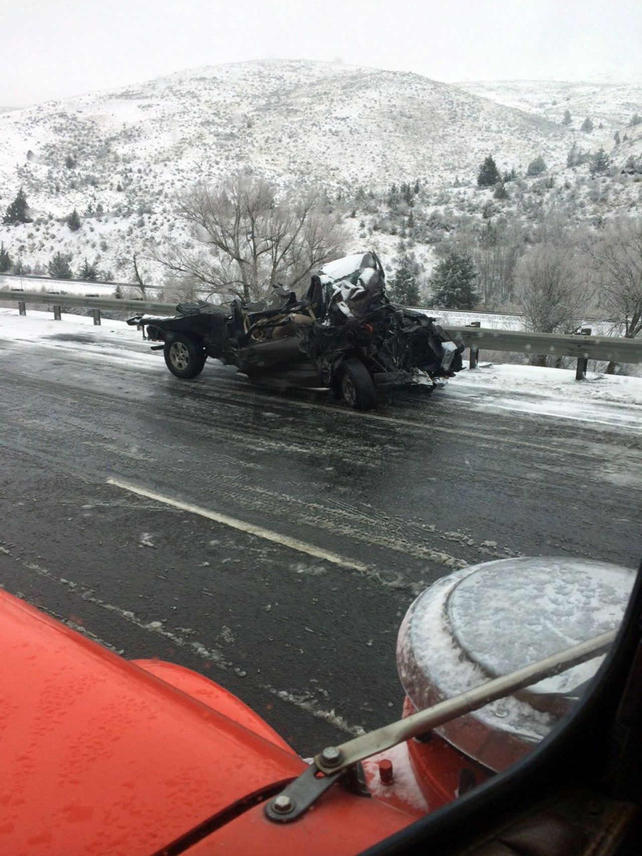 Cel mai NOROCOS sofer din lume! A supravietuit MIRACULOS dupa ce a fost prins intre doua camioane! FOTO_6