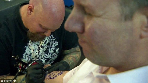 FABULOS | Un fost mare jucator al lui Chelsea, obligat sa-si tatueze chipul lui Fernando Torres, dupa ce a pierdut un pariu! Cine e 