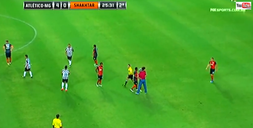 VIDEO EPIC! Lucescu si-a iesit din minti din cauza arbitrului si a intrat in teren, jucatorii s-au chinuit sa-l scoata afara