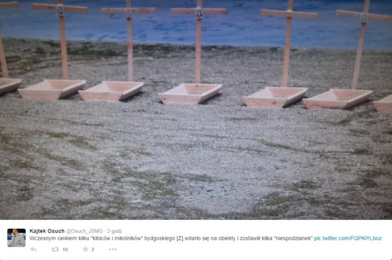 Imagini INCREDIBILE in Polonia! Fanii au adus CRUCI si SICRIE pe teren pentru jucatori! Pulhac in stare de soc! VIDEO_2