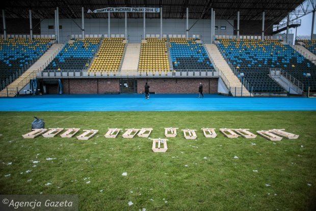 Imagini INCREDIBILE in Polonia! Fanii au adus CRUCI si SICRIE pe teren pentru jucatori! Pulhac in stare de soc! VIDEO_6