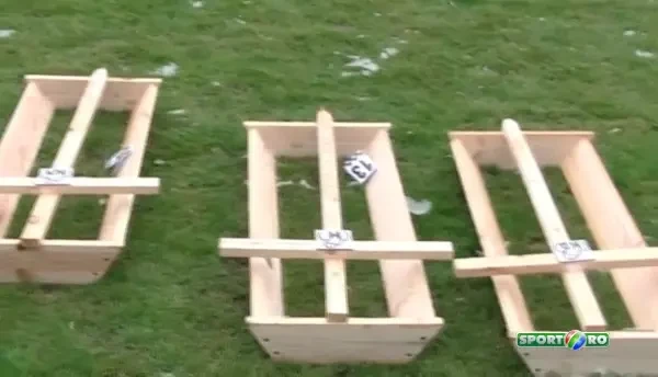 Imagini INCREDIBILE in Polonia! Fanii au adus CRUCI si SICRIE pe teren pentru jucatori! Pulhac in stare de soc! VIDEO