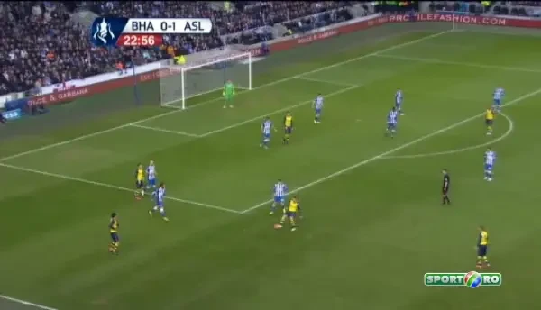 Ozil inscrie cu un sut din careu, in minutul 24 al partidei cu Brighton!