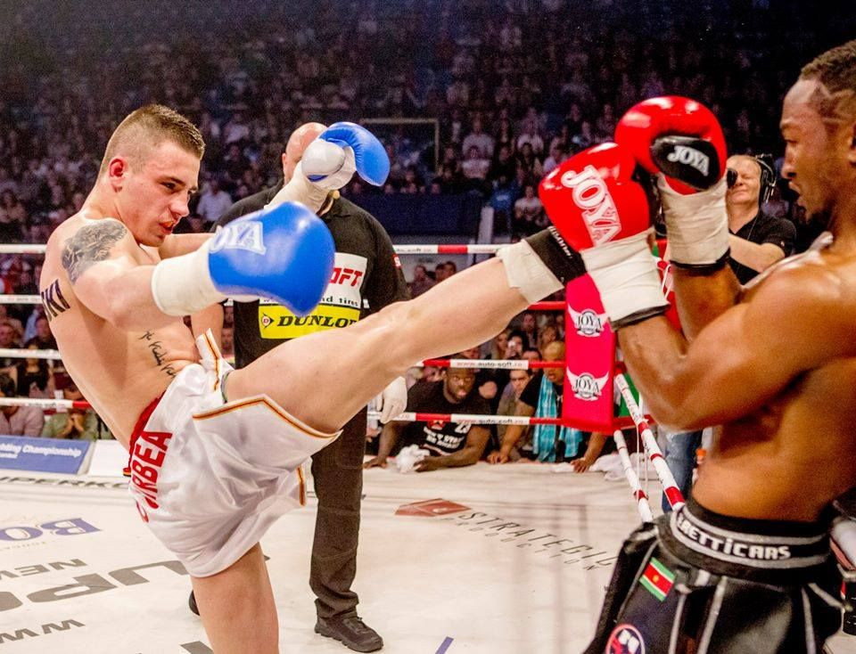 "The Rising Star" Amansio Paraschiv, campionul 'made in' Ploiesti! El este urmasul lui Leonard Doroftei si "Rechinul" Diaconu