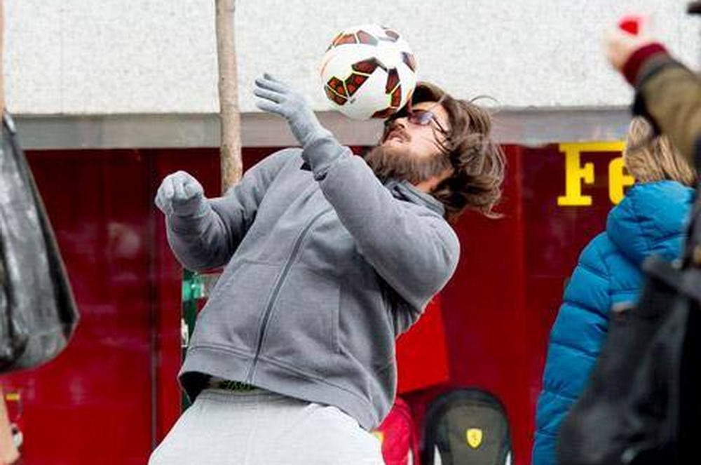 VIDEO Cristiano Ronaldo, deghizat, surprins in timp ce facea JONGLERII din centrul Madridului! MOTIVUL pentru care a facut acest gest_4