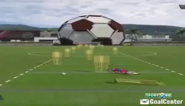 Cel mai nou BUG din FIFA 15! Ce se intampla cu Lewandowski la o schema de antrenament! VIDEO