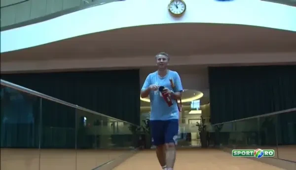 Dan Petrescu nu se relaxeaza nici la meciurile de tenis pe care le joaca in vacanta alaturi de prieteni.
