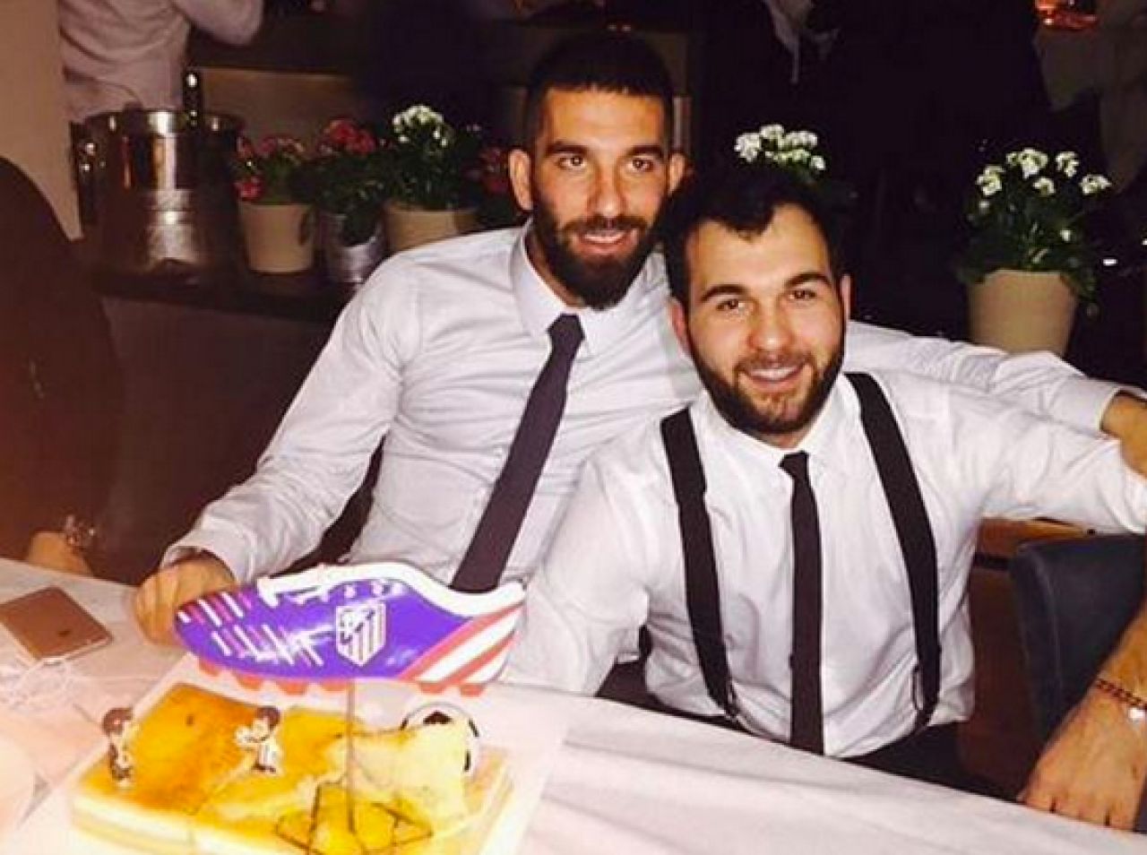 FOTO Arda Turan, sarbatorit de colegi cu un tort in forma de GHEATA. Ce pedeapsa URIASA risca turcul dupa atacul la arbitru_2