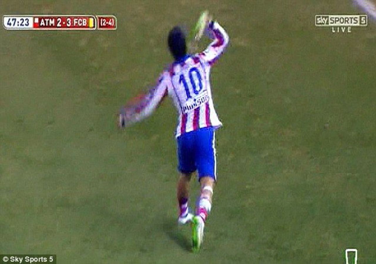 FOTO Arda Turan, sarbatorit de colegi cu un tort in forma de GHEATA. Ce pedeapsa URIASA risca turcul dupa atacul la arbitru_3