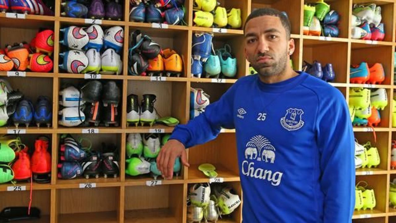 Cel mai nefericit transfer din cariera? Galerie foto senzationala: Cum s-a fotografiat Lennon dupa ce a ajuns la Everton_3