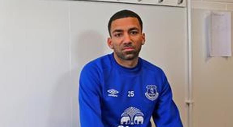 Cel mai nefericit transfer din cariera? Galerie foto senzationala: Cum s-a fotografiat Lennon dupa ce a ajuns la Everton_5