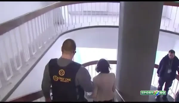 Imagini senzationale cu Simona dupa victoria de la Fed Cup! A coborat scarile sa iasa si s-a trezit cu o surpriza uriasa. VIDEO