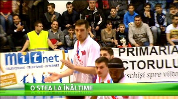 El e romanul care putea sa aduca un record mondial pentru Romania! Cum arata baschetbalistul de 2,2 metri din campionatul Romaniei