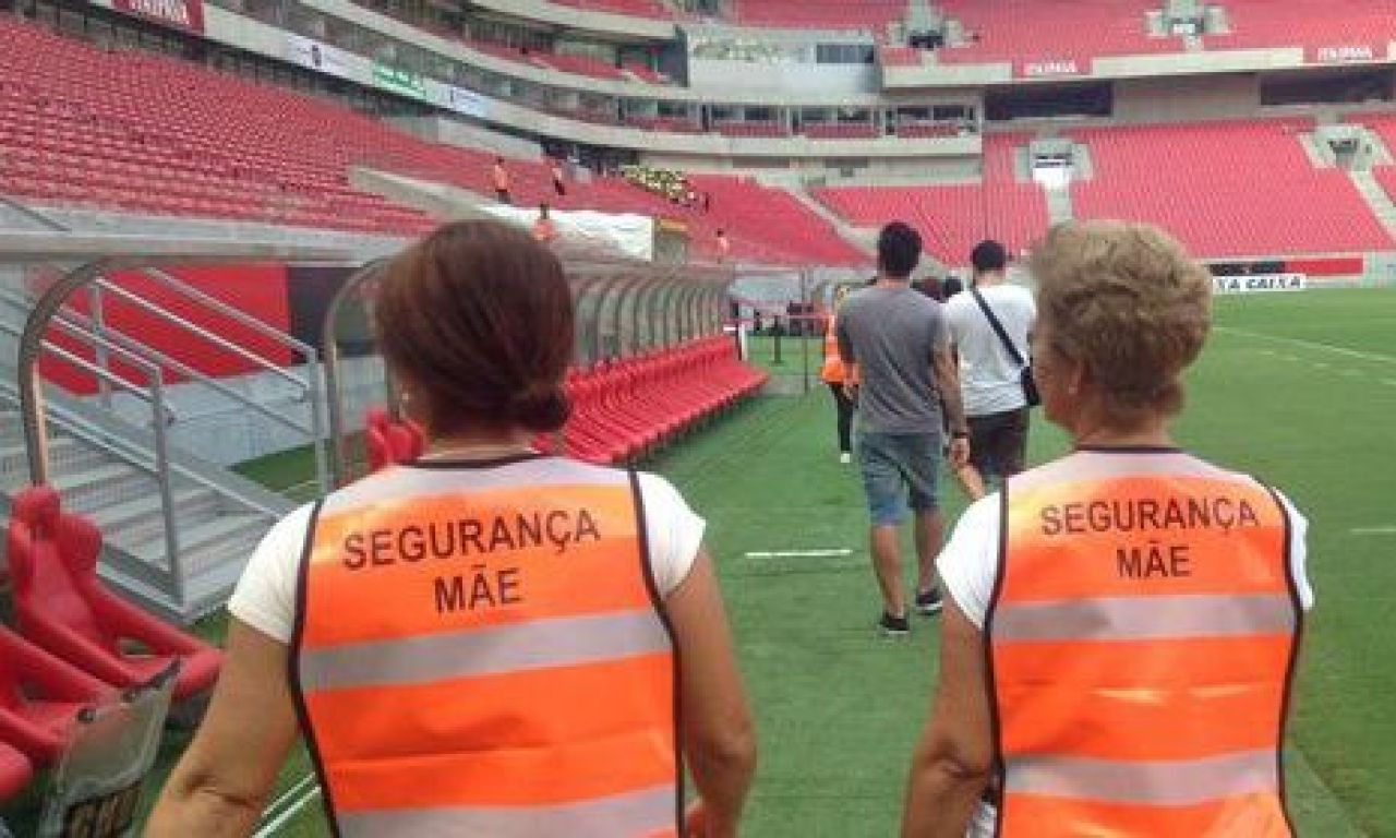 PREMIERA! Clubul care le-a angajat pe MAMELE ultrasilor pentru a opri violenta: