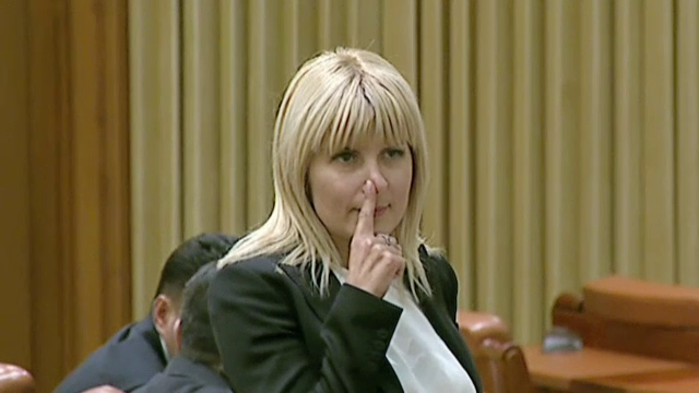 Un semn pentru Mutu sau un gest masonic? :) Cum a fost tradus in fotbalul romanesc gestul facut de Elena Udrea in parlament