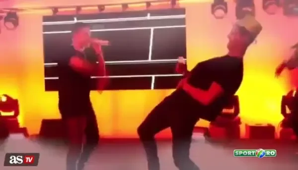 VIDEO FABULOS | Cristiano Ronaldo, asa cum nu l-ai vazut niciodata! Portughezul a "rupt" ringul de dans alaturi de doi prieteni: "Cred ca era putin afumat" :)